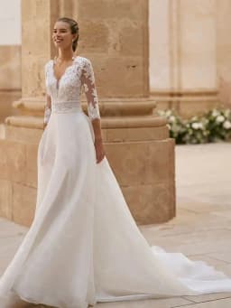 Customized 2025 Gorgeous Wedding Dresses White Lace Bridal Gowns V Neckline Bride Dresses 3/4 Sleeves Wedding Gowns Appliqued