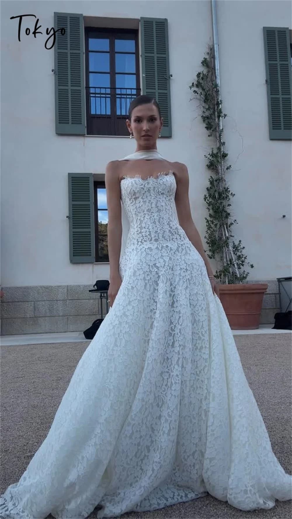 Tokyo Customized White A-Line Wedding Dresses Strapless Sleeveless Lace Flower Bridal Gowns Elegant Court Train Wedding Gowns