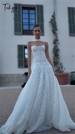 Tokyo Customized White A-Line Wedding Dresses Strapless Sleeveless Lace Flower Bridal Gowns Elegant Court Train Wedding Gowns
