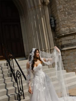Tokyo Custom Sweetheart Neck Lace Wedding Dress Sheer Long Sleeve Tulle Bridal Gown Long Train Delicate Lace Veil Wedding Outfit