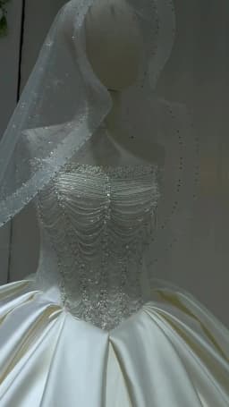 Elegant Sleeveless Wedding Dress Satin Bridal Gown Court Train Pearl Beading Princess Dress High-End Customized Vestido De Noiva