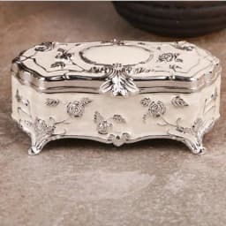 Small Size Vintage Jewellery Case Fashion Jewelry Box White Enamel Zinc-alloy Metal Trinket Box Flower Carved Toothpick storage