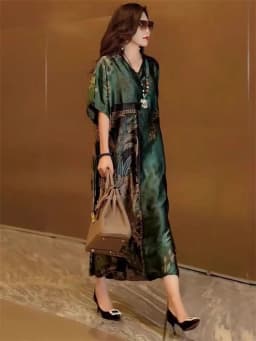 Long summer slimming dress, new retro V-neck style, big brand loose and stylish belly covering long skirt