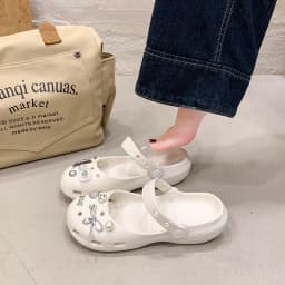 A Pair of Women's Wear-Resistant Summer Non-Slip Clogs, New Sports Beach Shoes for Outdoor Wear, Thick-Soled, Comfortable and Simple Women's Shoes