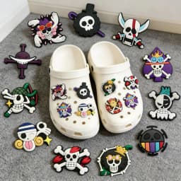 16Pcs Cartoon Pirate Skull PVC Shoe Charms Set Waterproof Detachable Garden Shoe Decor Anime Pattern DIY Accessories