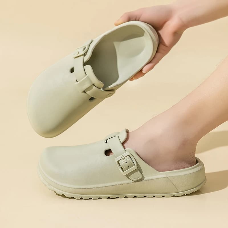 A Pair of Women's Lightweight Non-Slip Slippers, Comfortable and Stylish, Simple Slip-On Slippers for Couples