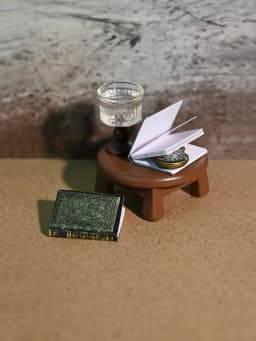 A Miniature Vintage Book Ornament, Vintage Desk Lamp, Vintage Pocket Watch Set, 1/6, 1/12 Dollhouse Dollhouse Accessories, Dollhouse Toys, Dollhouse Decorations, Model House Accessories, Miniature Food Toys, Photography Props, Micro Landscape Ornaments, Miniatures Decoration, Small Gifts, Giveaways, Home Decor Items