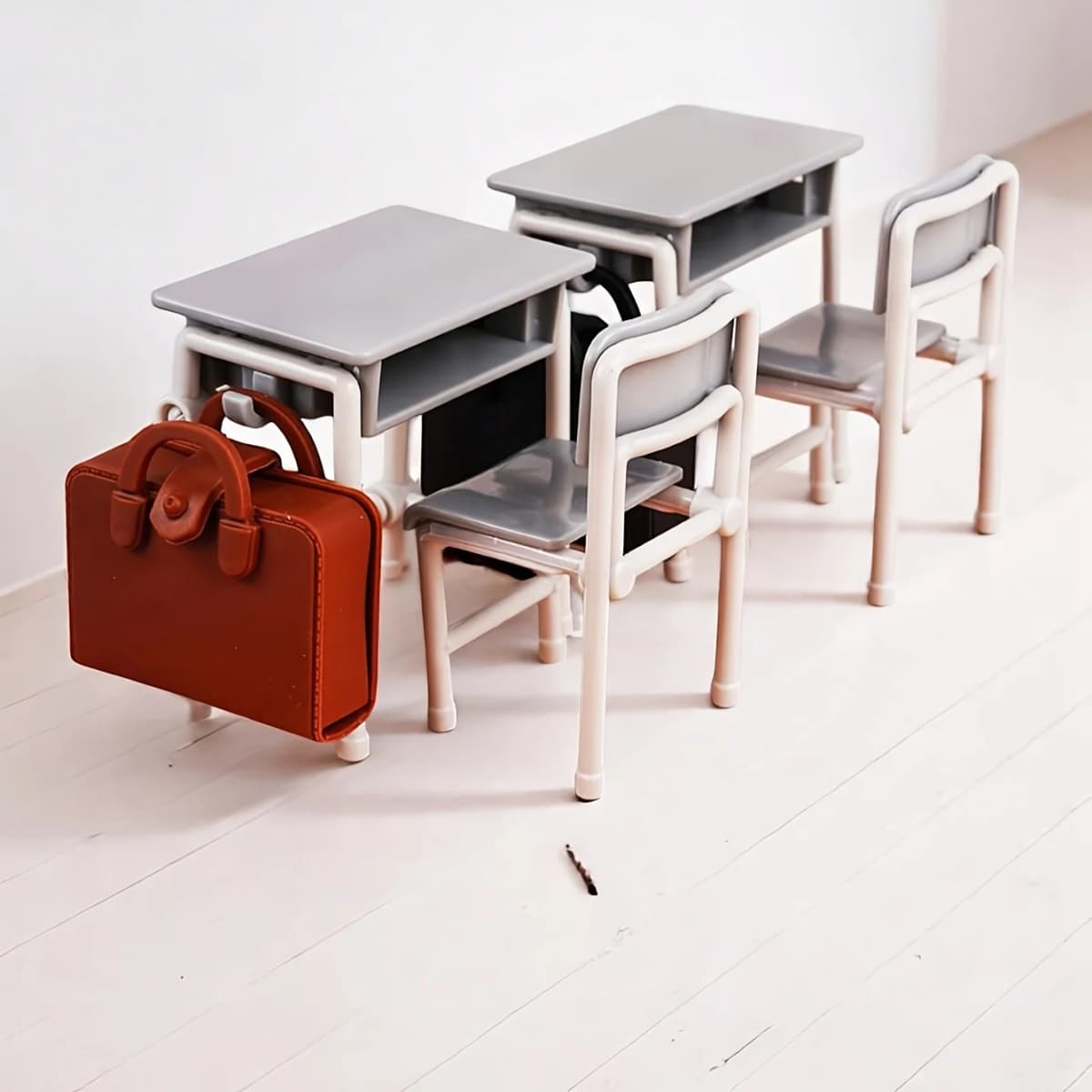 Mini Desk + Schoolbag, Perfectly Recreating the Classroom Atmosphere with Lifelike Details and Fun Interaction: Ideal as Dollhou