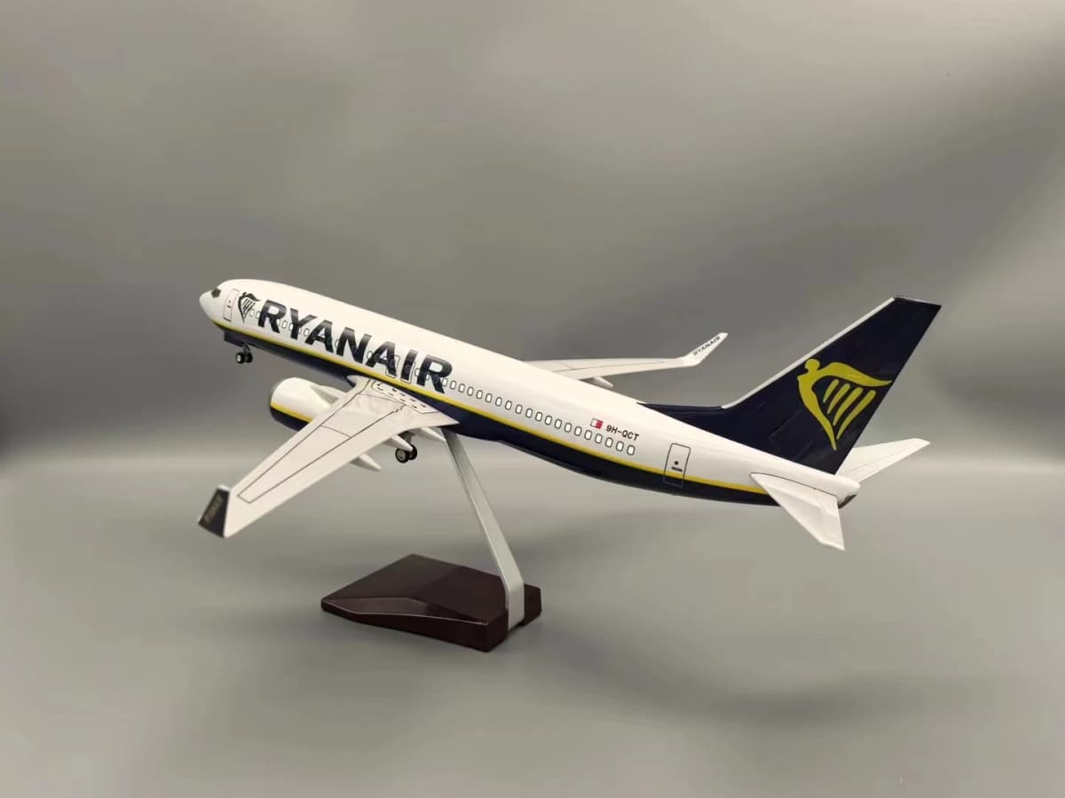 1:85 Scale Airplane Toy B737-800 Airplanes RYANAIR Airline Aircraft Model With Base Landing Gears Resin Miniature Plane For Kids