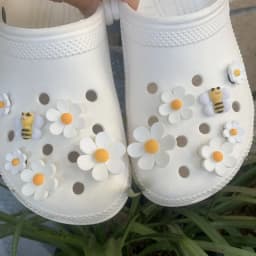Best Selling Hole Shoes Charms Ready To Put on White Daisy Sunflower Combination Suit Shoe Buckle Girlish Shoes Accessories New