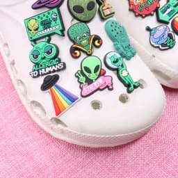 Hot Sale 1pcs Shoe Charms Green Alien Spaceship Planet PVC Accessories Garden Shoes Buckle Decorations Fit Kids X-max Gift