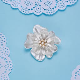 Trendy New Camellia Women Brooch Elegant Flower Pearl Pins Fashion Female Party Coat Dress Scarf Accessories Jewelry Gift