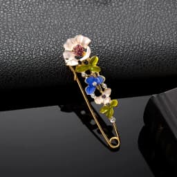 Trendy New Camellia Women Brooch Elegant Flower Pearl Pins Fashion Female Party Coat Dress Scarf Accessories Jewelry Gift