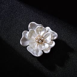 Trendy New Camellia Women Brooch Elegant Flower Pearl Pins Fashion Female Party Coat Dress Scarf Accessories Jewelry Gift
