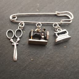 Popular enamel sewing machine brooch pins Fashionable iron scissors Cute iron brooch accessories Small gifts for friends