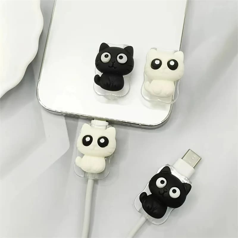 2pcs Novelty Cat-themed Cable Protectors Adorable Design Durable Plastic Connector Cover for iPhone / Type-C Charging Interface