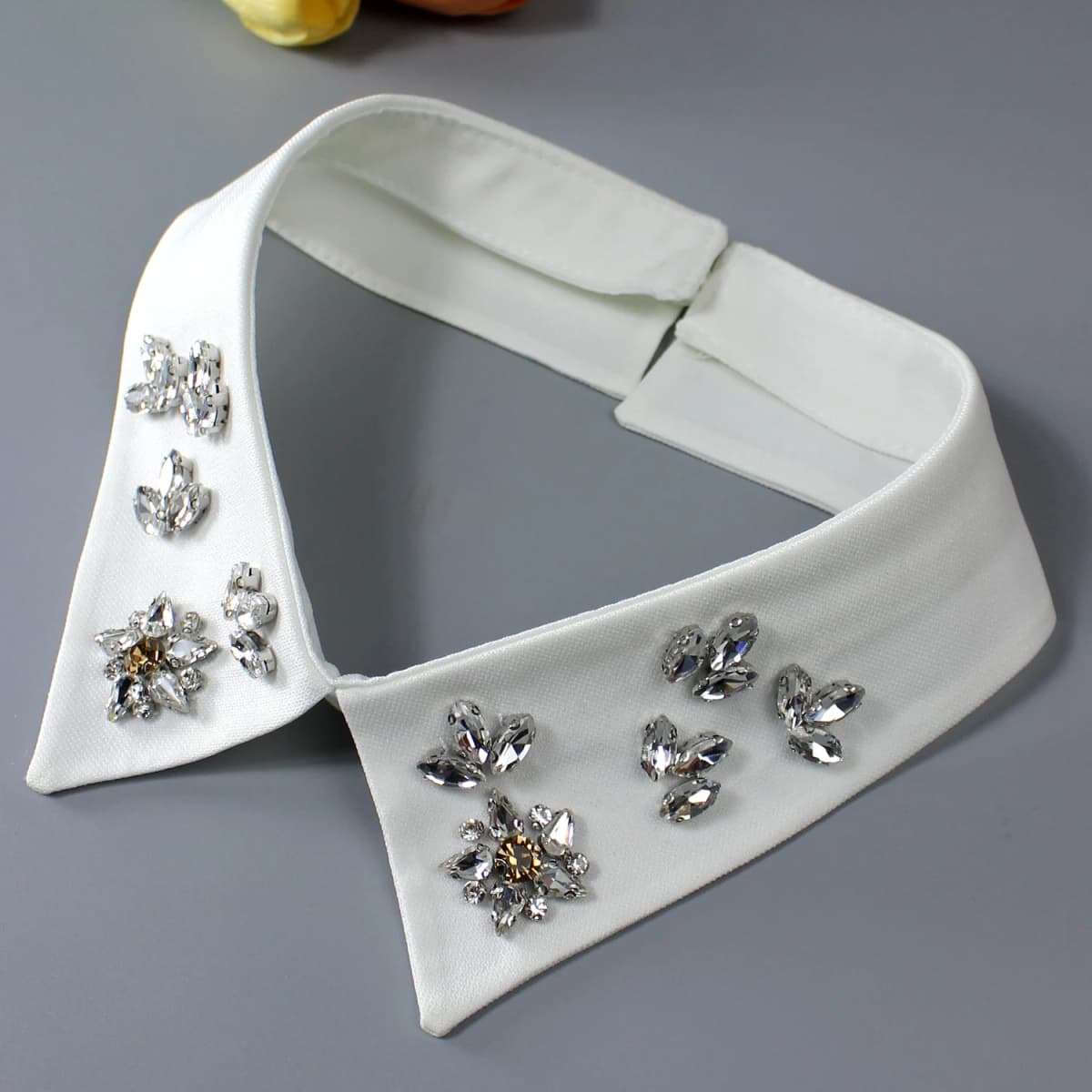 1 Piece of Luxurious Rhinestone Fake Collar, Featuring Shiny Diamonds and Hand-Sewn Craftsmanship. Designed with Sunflower and C