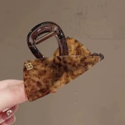 1pc Korean double-sided triangular grip clip with retro high-end feel, back of the head disc hair shark clip hair clip