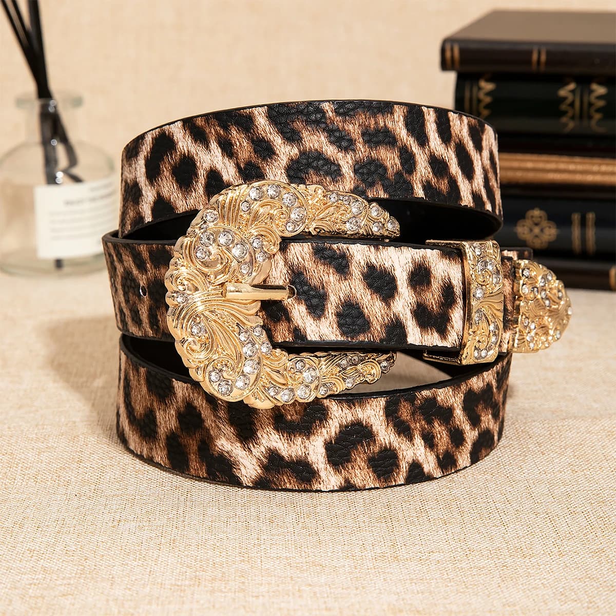 Luxurious and elegant gold-plated leopard print belt with rhinestone engraving and metal buckle, perfect for women and versati
