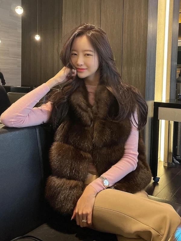 2025 New Eco-Friendly Short Female Black Gold Star Mink Fur Vest Winter Warm Thickened Antique Style Fashion Outerwear