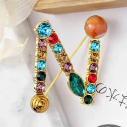 New Arrival English Letter Word Brooch Colorful Rhinestone Crystal Lapel Pins for Women Sweater Suit Brooch Party Jewelry Gifts