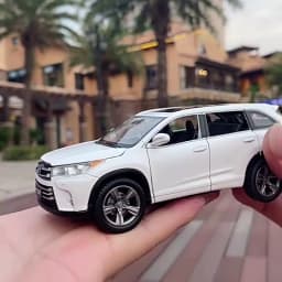 1:32 Toyota Highlander SUV Alloy Car Model Diecasts & Toy Metal Off-road Vehicles Car Model High Simulation Collection Kids Gift